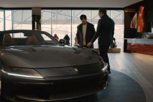 刚出新歌就提新车！周杰伦现身意大利摩德纳 定制专属法拉利超级跑车