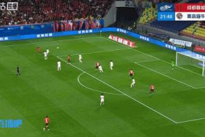 有点抽象！胡荷韬左路传中，拜合拉木凌空抽射奔着边线去了