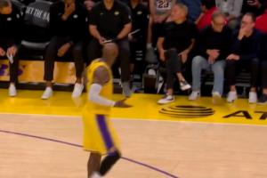 担当!詹姆斯询问教练组:八村几犯了?有必要的话 我来防约基奇