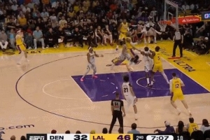 一马平川！詹姆斯反击接球 中路突进起飞拉杆上篮轻松得手