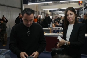 巴萨官方社媒晒哈维投票视频，此前曾炮轰拉波尔塔