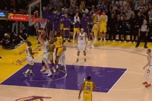 统治者？艾顿篮下接詹姆斯传球再得分 包揽球队加时前4分