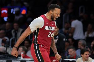 鲍威尔：裁判那次吹我们发球5秒违例是胡扯 也太快了