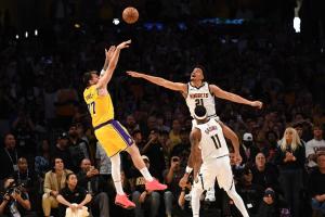 这就是超巨！东契奇轻松单打琼斯 后仰中投绝杀掘金！！