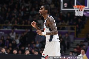 真尽力了!萨姆纳24中15空砍全场最高37分 得分超全队一半