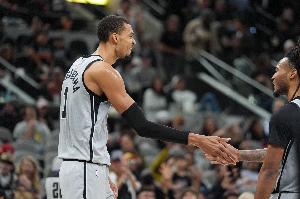 米奇：文班移动&防守站位都很好 他看起来状态很不错