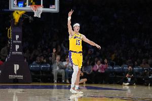 高流量之战！湖人险胜掘金相关词条冲上微博热搜前十