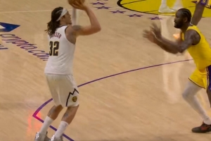 辕门射戟！阿隆·戈登底角拿球 面对艾顿颜射三分打停湖人