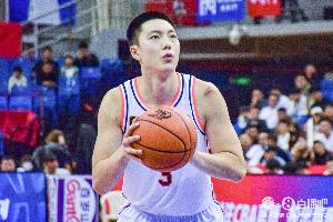 解说:胡明轩的伤还没好透 广东现在面临的困难太大了