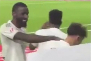 阿斯报晒视频，发现吕迪格在庆祝居莱尔进球时打了小将皮塔奇一下