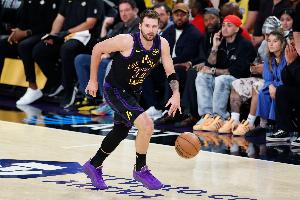 解说谈卢卡中投绝杀:琼斯防守位置有一点偏差 防球星没容错空间