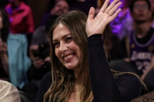 湖人主场VS掘金莎拉波娃现场观战 微笑与球迷打招呼