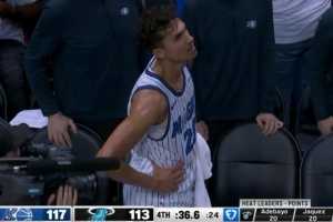 超巨失误！席尔瓦运球砸脚上出了边线 热火36.6秒落后4分有机会了