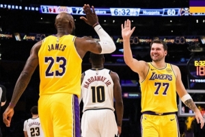 开心庆祝！湖人赢球海报：詹姆斯和东契奇击掌瞬间成为封面