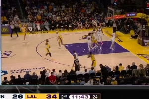 延续首节手感!斯玛特次节刚开始底角三分再中 个人第3记了!