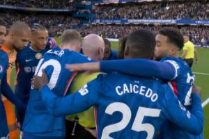 名场面！切尔西围圈把主裁保罗·蒂尔尼围住 帕尔默抱裁判+盯着看