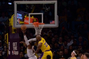 打小哈达威头上~詹姆斯失误后奋力回追 犯规破坏对手快攻