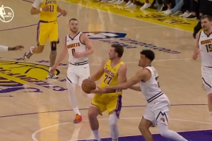 东子急中生智！东契奇传球瞬间改投篮造成杀伤 随后两罚一中