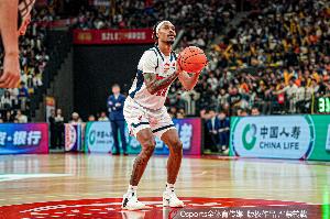 媒体人:广东一味提速遭反噬 可考虑将麦考尔换成足尺寸的五号位