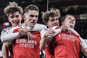 小伙太激动！道曼庆祝时从身后搂住约克雷斯，后者被勒出表情包