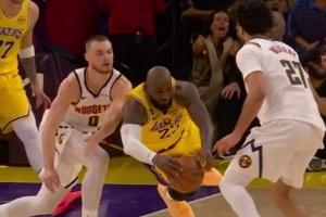 泪目！41岁詹姆斯鱼跃飞扑 终于形成了争球！