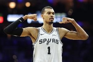 满血复活！文班亚马复出攻防一体 24中13怒砍32分12板8助2断4帽！