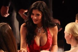 最美的风景！凯莉·詹娜一身深V长裙现身奥斯卡现场