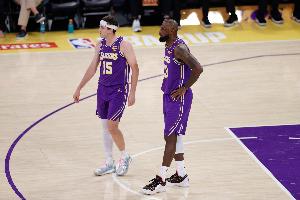 詹姆斯晒照庆祝拿下掘金！里夫斯现身评论区：！