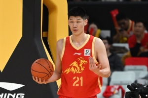 千万别有事！胡金秋被鲁吐布拉凶狠犯规致伤退 全场11中7拿到16分