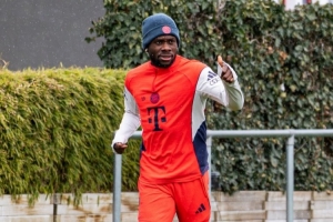 好消息！拜仁官方社媒晒照片，确认戴维斯今日恢复跑步训练