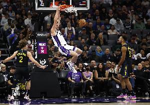 再伤一人！国王官方：尤班克斯遭左手尺侧副韧带撕裂 将接受手术