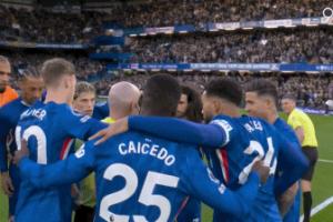 内维尔谈切尔西球员围圈：像邪教，纯粹作秀，毫无意义，荒诞可笑