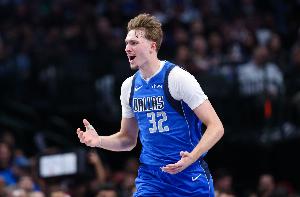 再调整一下投篮手感!弗拉格半场6中3拿到8分5板5助1帽