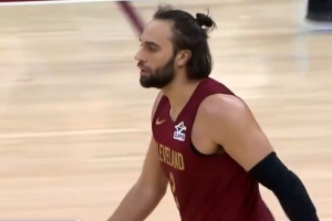 状态真在线！斯特鲁斯半场12分钟 三分4投全中砍下16分4篮板