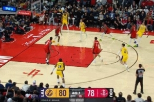 裁判你真不吹呀！东契奇撤步迎着伊森干拔三分再进 倒地有些抱怨