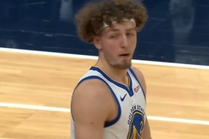 酷酷就是一通运球！波杰弧顶连续控运 但被沃特金斯逼出回场违例