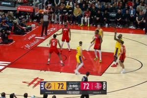 老头又来了!詹姆斯抢断反击造成奥科吉犯规 两罚一中反超比分!