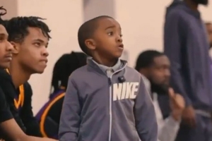 谁有意啊？NBA官方晒视频：小孩教练在场边执教青少年球员