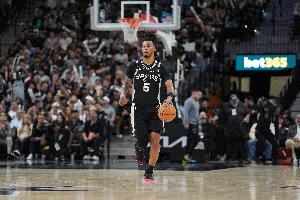 全面型控卫!卡斯尔半场各种攻筐 10中5砍下12分4前场板5助