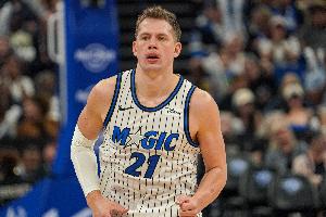 好习惯！大瓦格纳防守沃克三分被吹犯规 但自己主动绕开避免垫脚