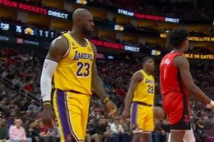 八村丢篮板 詹姆斯拍掌愤怒飙脏话：RUI！我tm才不管你找什么借口