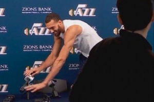 戈贝尔：摸话筒本意是向媒体表达支持 当时不知道自己已感染新冠