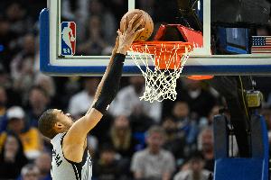 一飞冲天！麦克劳林再拼前场篮板 文班接球冲击起飞滑翔单臂劈扣