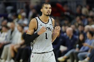 探囊取物!卡斯尔再送抛传 文班顺下起飞空接打中