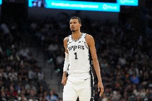 文班亚马连续三个赛季至少150盖帽100三分 NBA历史首人