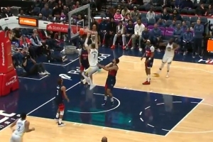 奇才都是啥防守?小佩顿发底线球 波尔津吉斯空切双手暴扣空篮