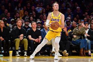 最近有点不准了！肯纳德大空位三分打铁 本场比赛三分已经2中0