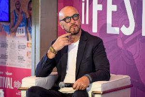 曾加谈巴斯托尼被嘘：必须拥有极其强大的性格，才能应对这种局面