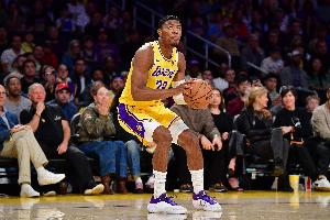 着急了!八村塁篮下拿球 肘开防守被吹进攻犯规