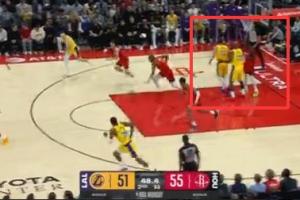 赶紧回防！东契奇认为被犯规 和詹姆斯同时看向裁判 KD已下快攻！